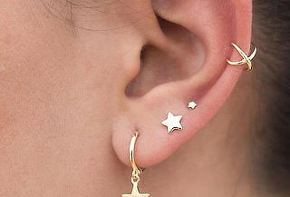Perforaciones en oreja con pistola en Afrodita