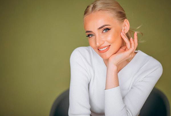 Rostro de porcelana con dermaplaning más hidratación celular