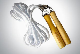Cuerda para saltar Wilson con mango de madera