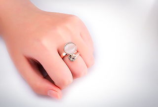 Anillo Varsovia con incrustaciones de cristal austriaco