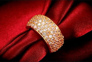 Anillo Bling con incrustaciones de cristal austriacos