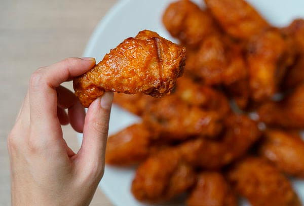 20 Deliciosas Alitas Red Hot o BBQ más 2 Cervezas. 