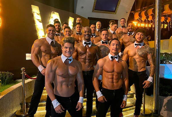 Noche de chicas en ¡Woman's VIP!: 4 Covers + 4 Shots