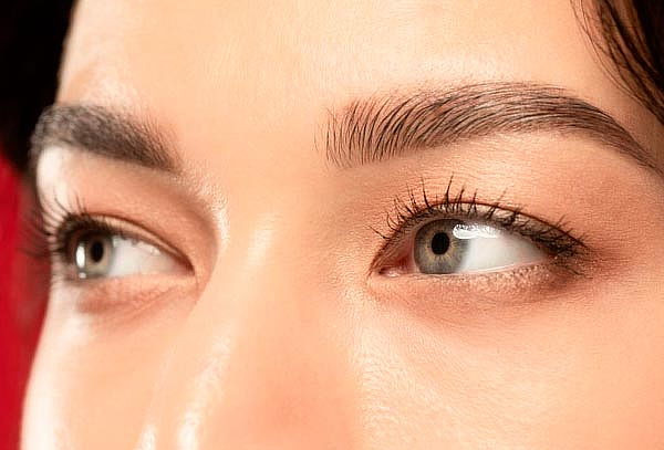 2x1 Cejas pobladas con microblading en Varua Spa By Zyan