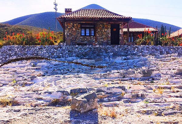 LAS CUEVITAS balneario de aguas termales con Transporte