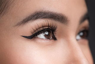 Delineado de ojos permanente o punteado de pestañas.