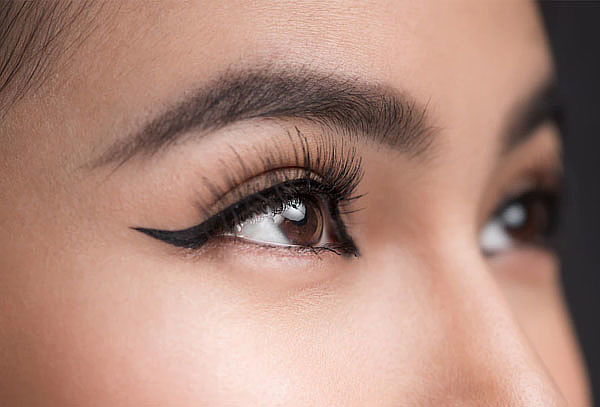 Delineado de ojos permanente o punteado de pestañas.
