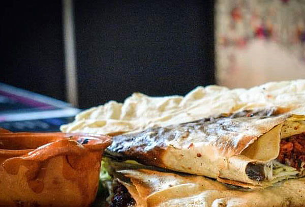 Tlayuda de sabor a elegir + 1 bebida en Oaxaquito ¡4 suc!