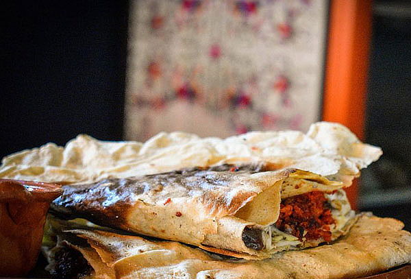 Tlayuda de sabor a elegir + 1 bebida en Oaxaquito ¡4 suc!