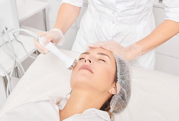 Facial de Limpieza Profunda + Hifu para perfilar el rostro.