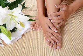 Manicure y Pedicure en Gel  + Exfoliación + Esmaltado + Base y Brillo y Más