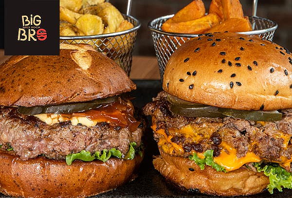2 Hamburguesas + 2 Porciones de Papas + Dip 
