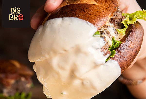 2 Hamburguesas + 2 Porciones de Papas + Dip 
