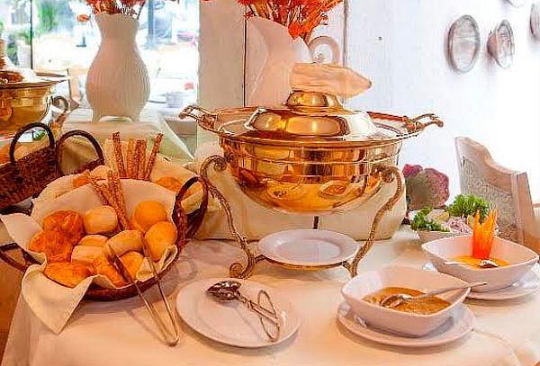 Buffet Desayuno: Frutas, Jugos, Snacks y Platos Calientes