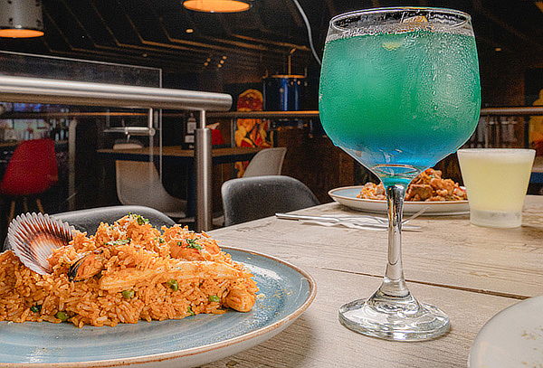 Almuerzo Romántico en Rock and Pez: Platos Fondo + Tragos.