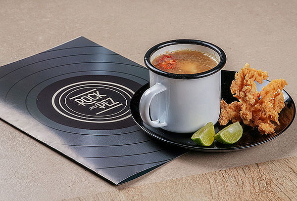 Almuerzo Romántico en Rock and Pez: Platos Fondo + Tragos.