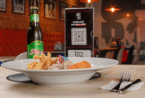 Almuerzo Romántico en Rock and Pez: Platos Fondo + Tragos.