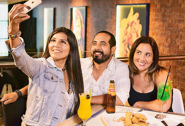 Almuerzo Romántico en Rock and Pez: Platos Fondo + Tragos.