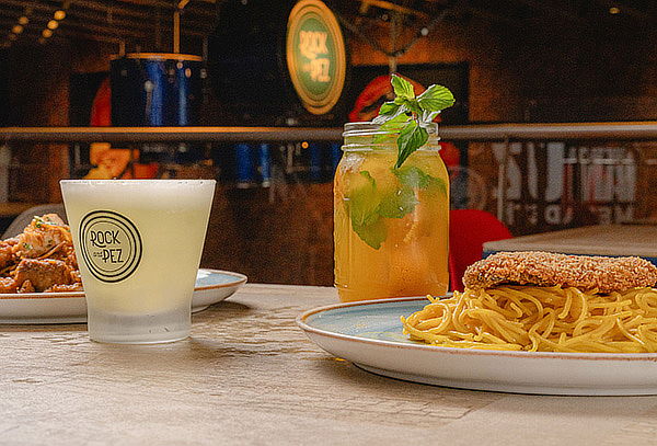 Almuerzo Romántico en Rock and Pez: Platos Fondo + Tragos.