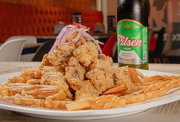 Almuerzo Romántico en Rock and Pez: Platos Fondo + Tragos.