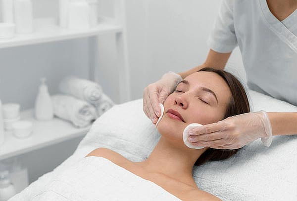 Limpieza facial profunda: -Limpieza -Exfoliación y más