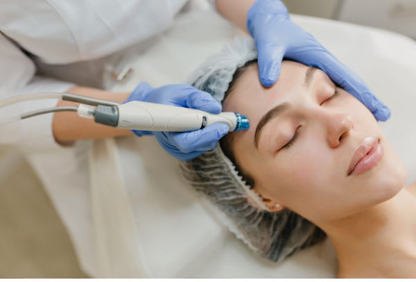 Hydrafacial 6 en 1 + Vapor de ozono + Complejo de Vitaminas