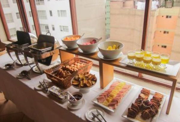 Desayuno buffet en Epiqus hotel - Miraflores