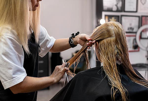 Engríe Tu cabello: Tratamiento + Corte + Lavado + Cepillado