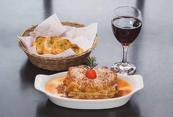 2 Lasagna ó 2 Spaguetti Huancaina + 2 Pan al Ajo + Bebidas