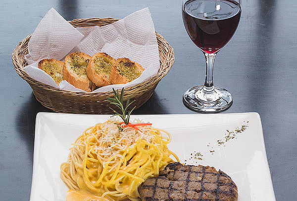 2 Lasagna ó 2 Spaguetti Huancaina + 2 Pan al Ajo + Bebidas