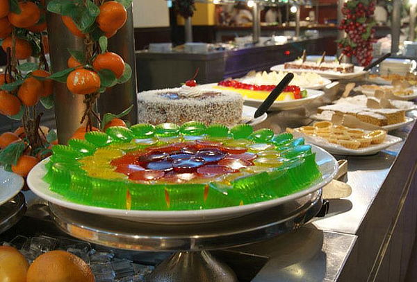 BUFFET INTERNACIONAL: Almuerzo ó Cena Bailable