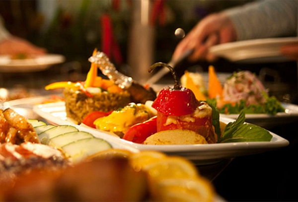 BUFFET INTERNACIONAL: Almuerzo ó Cena Bailable