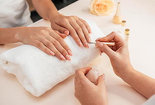 Manicure + Exfoliación + Esmaltado en Gel ¡Manos Hermosas! 