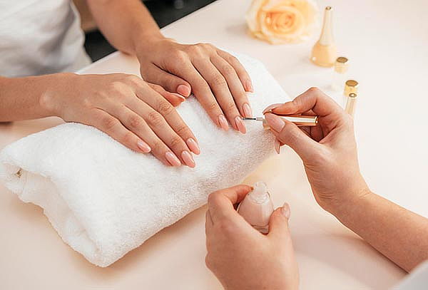 Manicure + Exfoliación + Esmaltado en Gel ¡Manos Hermosas! 