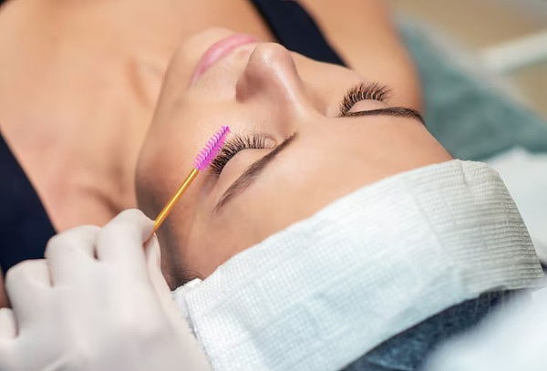 Lifting de Pestañas + Perfilado de Cejas + Planchado Cejas