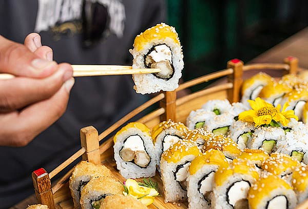 Barra libre de Makis + Porción Alitas + Bebida del día