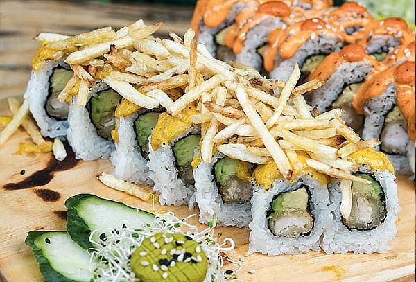 Barra libre de Makis + Porción Alitas + Bebida del día