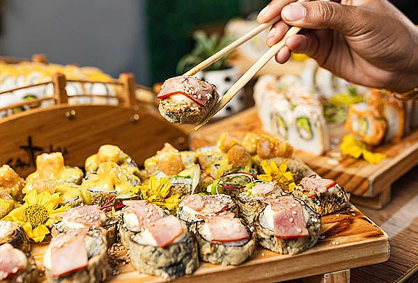 Barra libre de Makis + Porción Alitas + Bebida del día