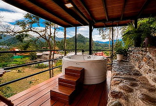Noche para 2 + Desayuno + Jacuzzi en Oxapampa