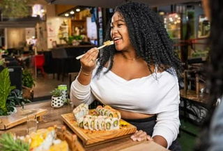 12 Cortes de Makis Sabores a Elección en Santoku Sushi Bar