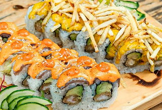 Para 2: 2 Tablas Makis con 12 Cortes cada una + 2 Bebidas