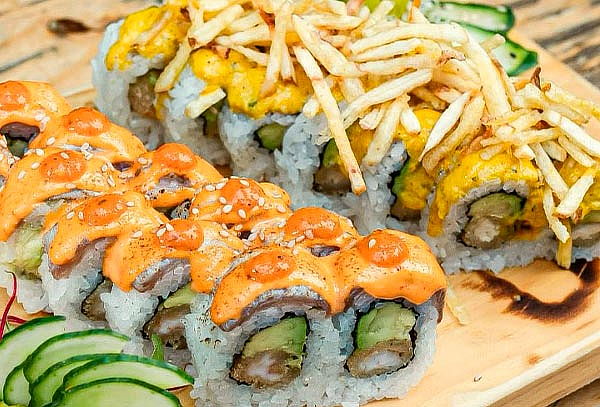 Para 2: 2 Tablas Makis con 12 Cortes cada una + 2 Bebidas