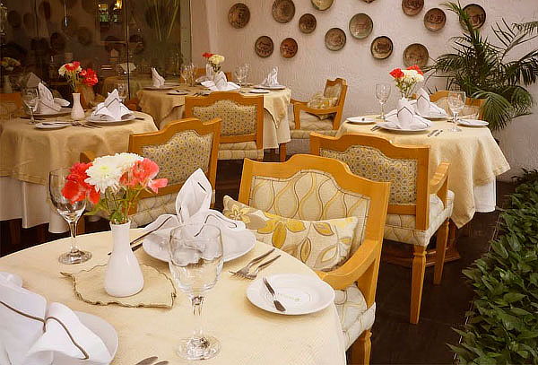 Disfruta un Delicioso Desayuno Buffet en Restaurante Gracia