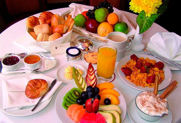 Disfruta un Delicioso Desayuno Buffet en Restaurante Gracia
