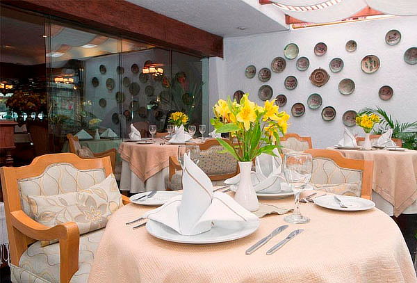 Disfruta un Delicioso Desayuno Buffet en Restaurante Gracia
