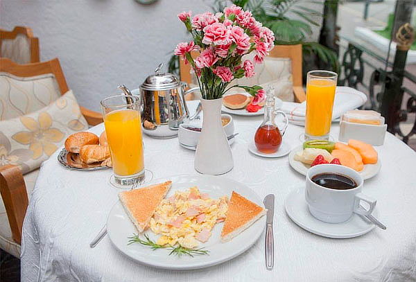 Disfruta un Delicioso Desayuno Buffet en Restaurante Gracia