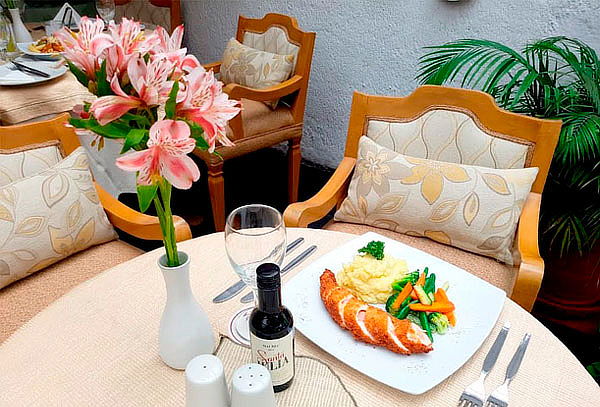 Disfruta un Delicioso Desayuno Buffet en Restaurante Gracia