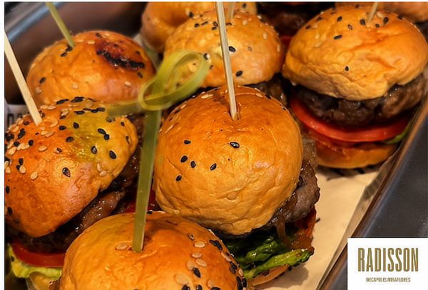 Street Food Buffet Ilimitado + Música en Vivo | Radisson RED