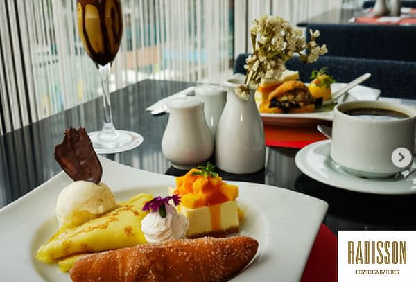 Street Food Buffet Ilimitado + Música en Vivo | Radisson RED