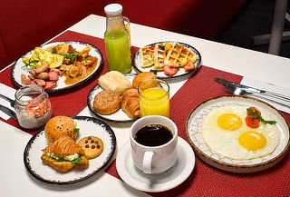 Desayuno Buffet Completo | Radisson RED Miraflores